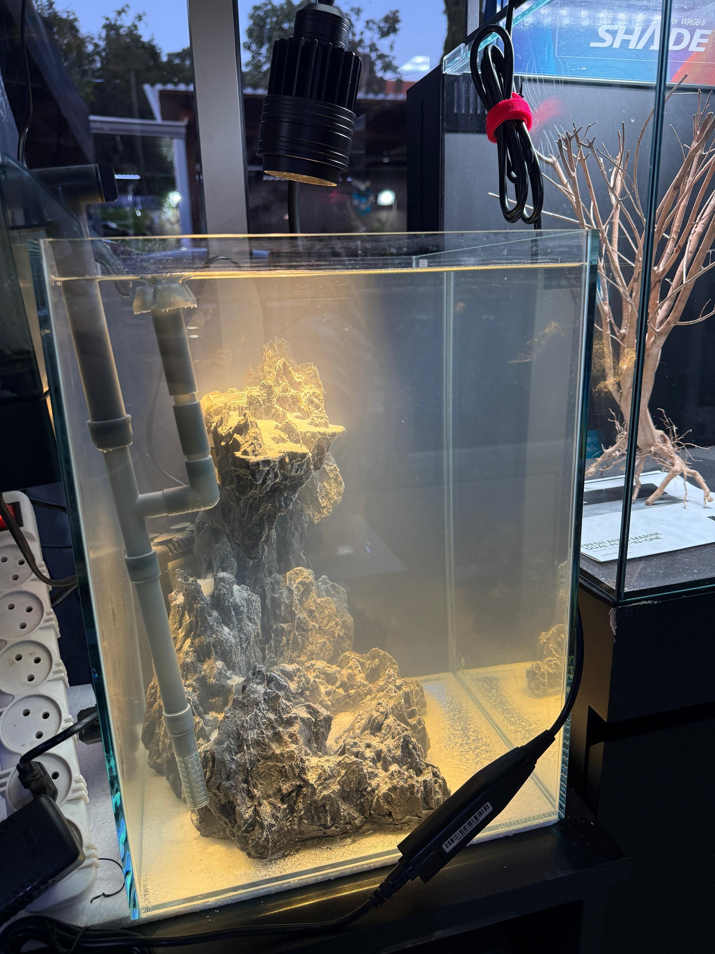 אקווריום מפל חול מובנה