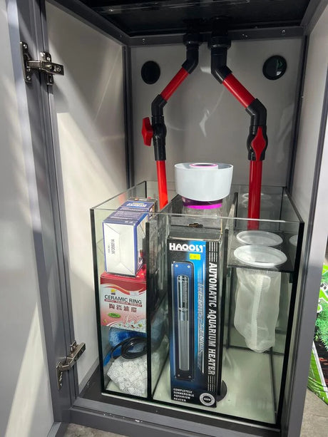 אקווריום Dymax GS Marine Cube 60×60×60 עם שולחן שלד אלומיניום, Overflow, סאמפ, תאורה, פורק חלבונים, משאבה, גוף חימום, מד חום וצנרת מלאה.