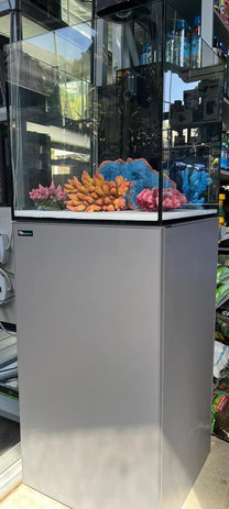 אקווריום Dymax GS Marine Cube 60×60×60 עם שולחן שלד אלומיניום, Overflow, סאמפ, תאורה, פורק חלבונים, משאבה, גוף חימום, מד חום וצנרת מלאה.